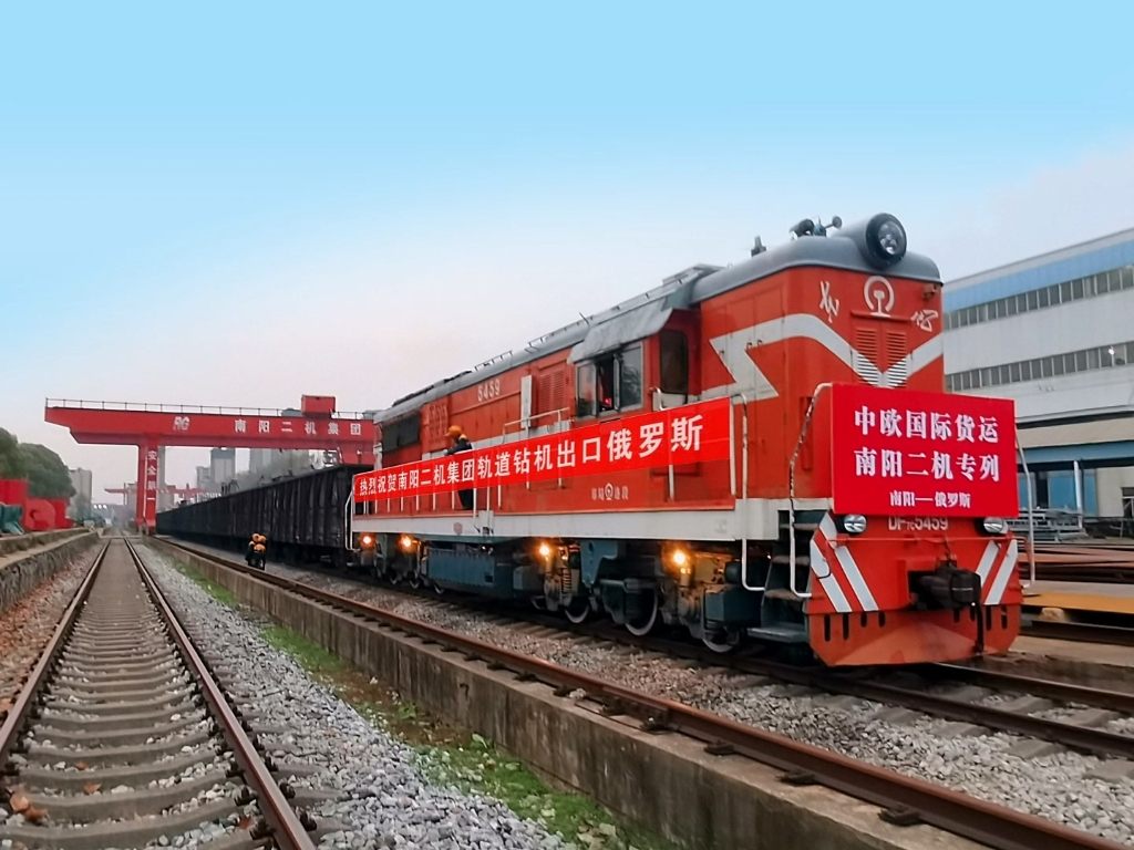 二機(jī)軌道鉆機(jī)再次搭乘中歐班列前往俄羅斯，添彩一帶一路