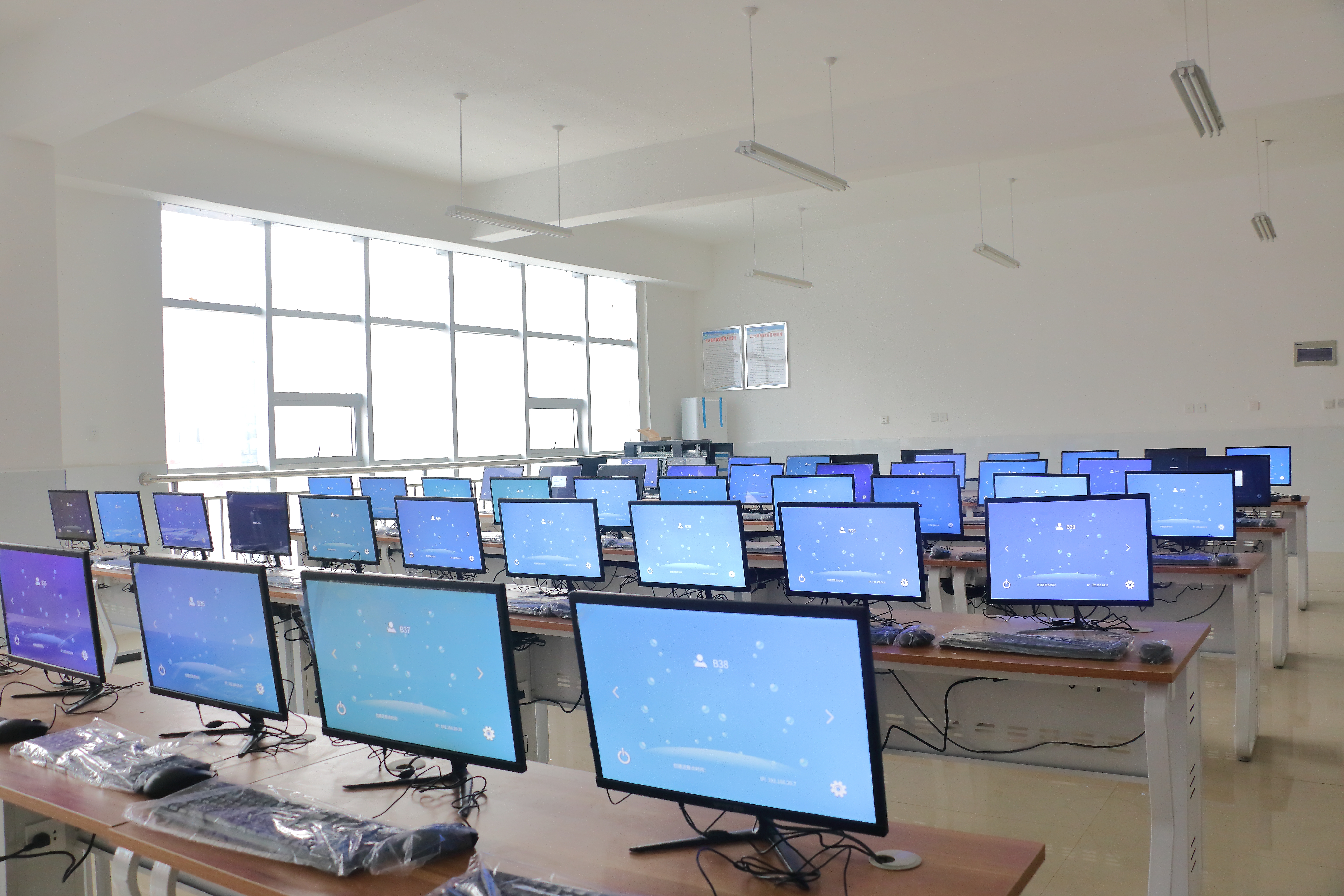 60999780.jpg 云桌面5.jpg